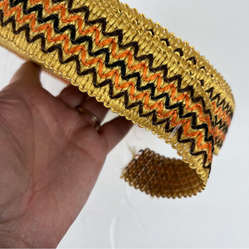 Huge role of vintage 60/70s zigzag sewing/crafting trim or edging